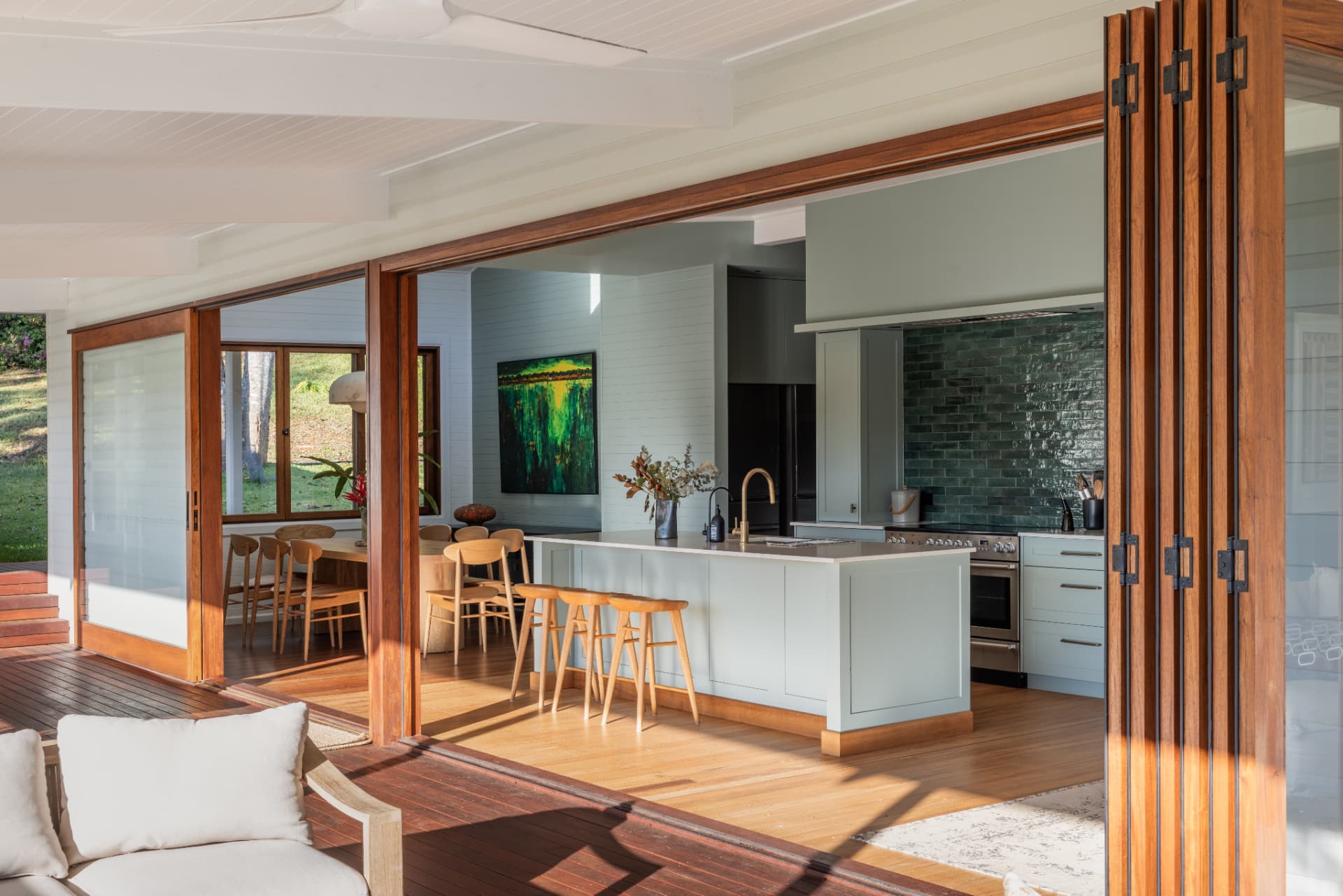 Open-plan kitchen and living space by Muskens Building Co.